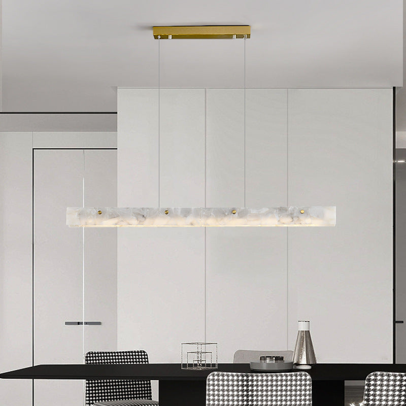Design allongé de la lampe suspendue au-dessus d'une table