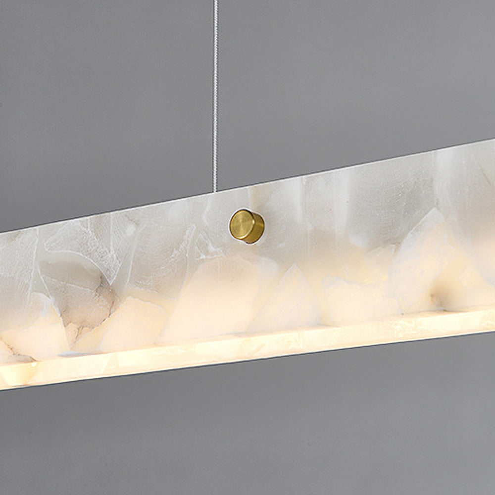 Éclairage chaleureux diffusé par la lampe en albâtre