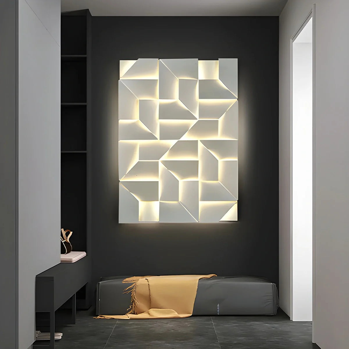 Applique murale LED installée sur un mur blanc minimaliste