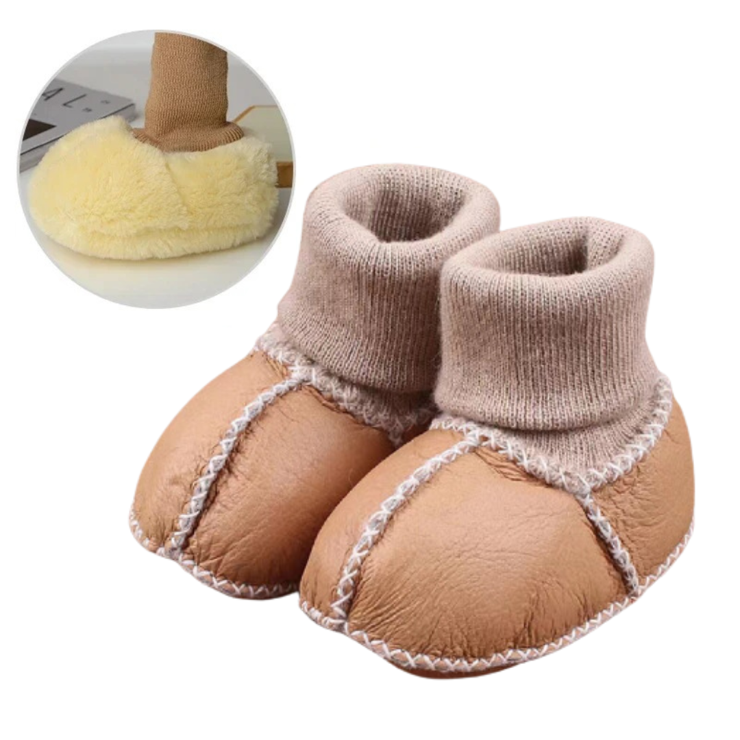 Chaussons bébé présentés dans un environnement de jeu intérieur