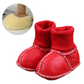 Chaussons bébé posés sur une surface en bois