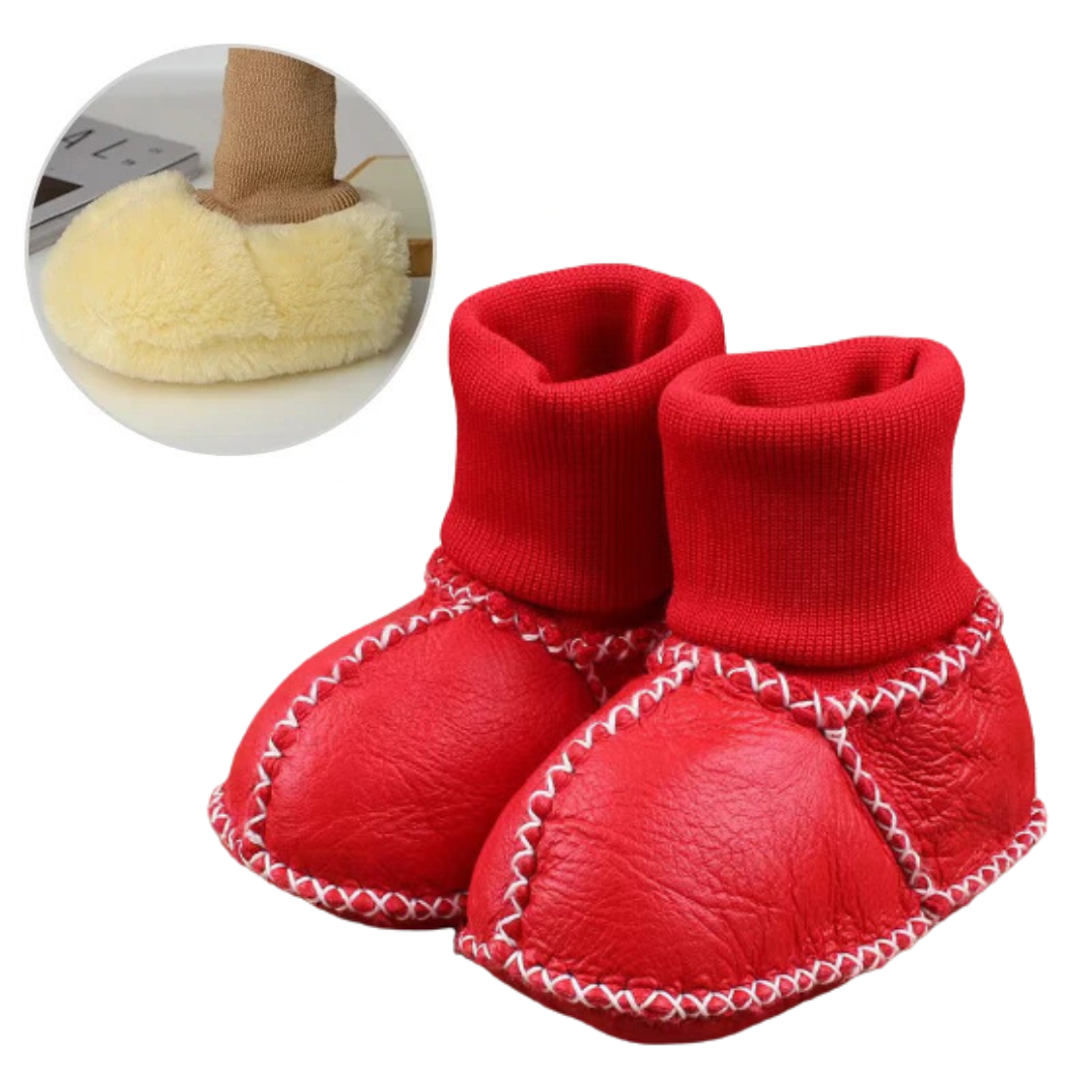 Chaussons bébé posés sur une surface en bois