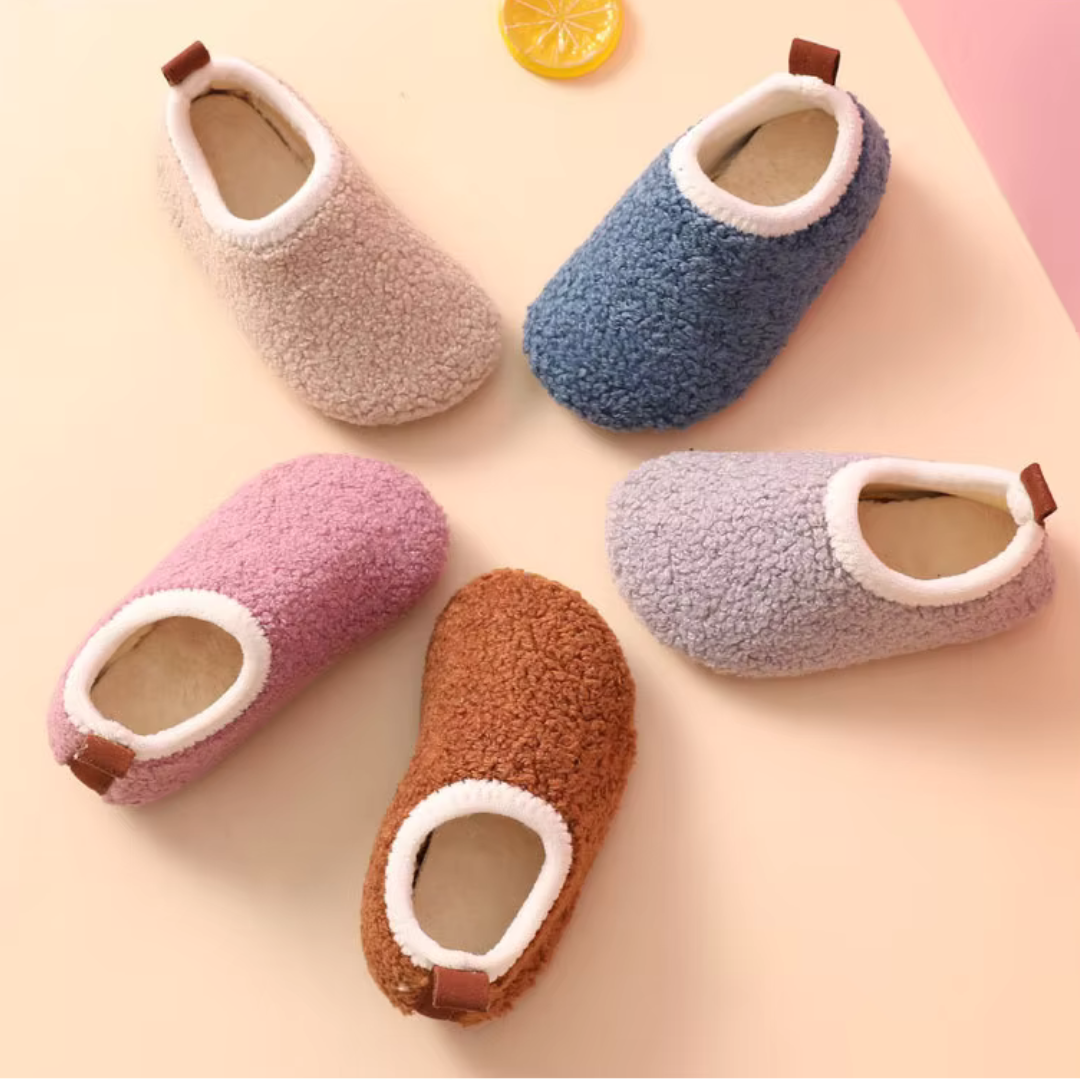 Chaussons bébé en peluche beige avec semelle antidérapante