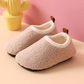 Chaussons pour enfants posés sur un sol en bois