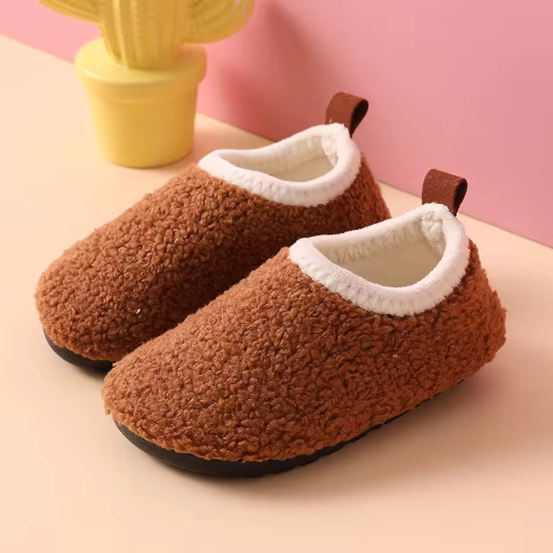 Gros plan sur la texture pelucheuse des chaussons pour bébés