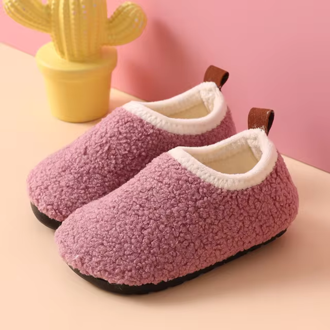 Vue rapprochée de la doublure chaude des chaussons pour enfants