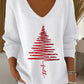 Pull de Noël en tricot doux posé sur une surface
