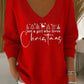 Femme souriante portant un pull de Noël confortable