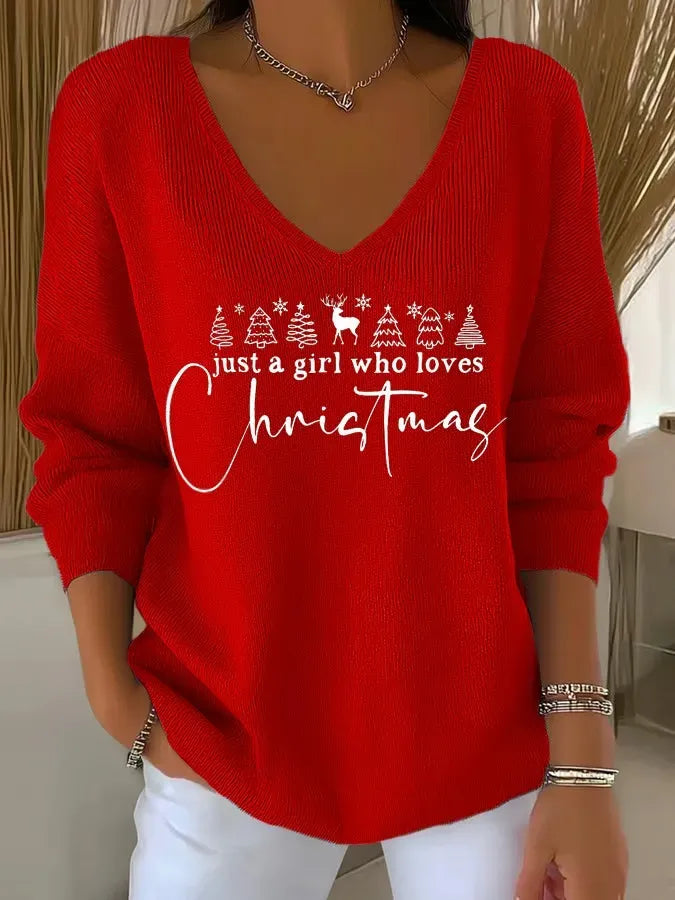 Femme souriante portant un pull de Noël confortable