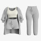 Femme portant un pyjama en tissu éponge, assise sur un canapé