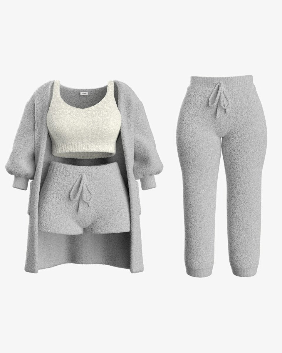 Femme portant un pyjama en tissu éponge, assise sur un canapé