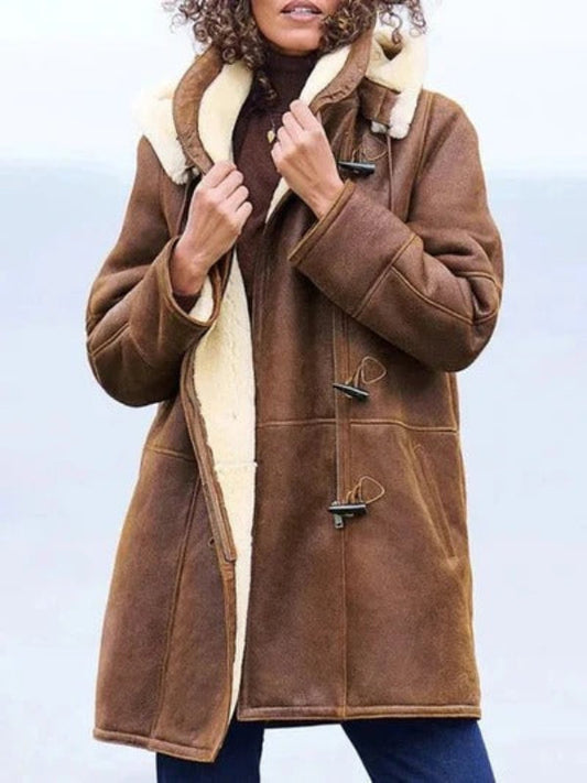 Veste portée, montrant la coupe relax et la capuche