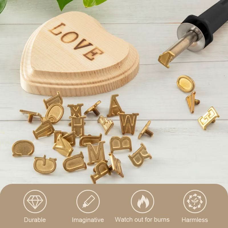 Ensemble d'outils de gravure avec accessoires variés sur fond blanc