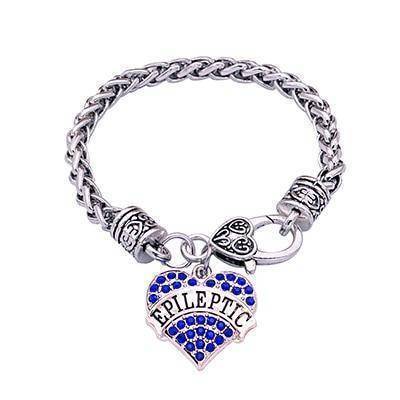 Bracelet élégant avec design cœur en cristal, posé à plat