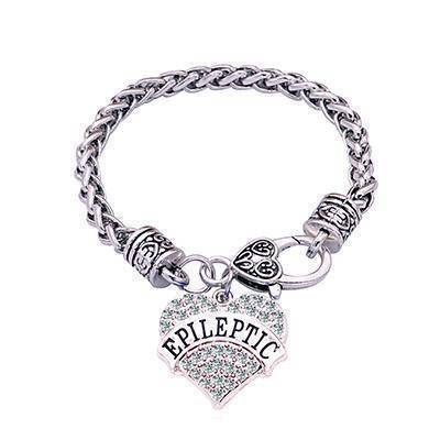 Bracelet médical avec cœur en cristal sur fond blanc