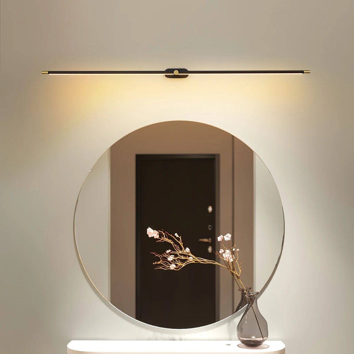 Applique LED minimaliste installée dans une salle de bain moderne