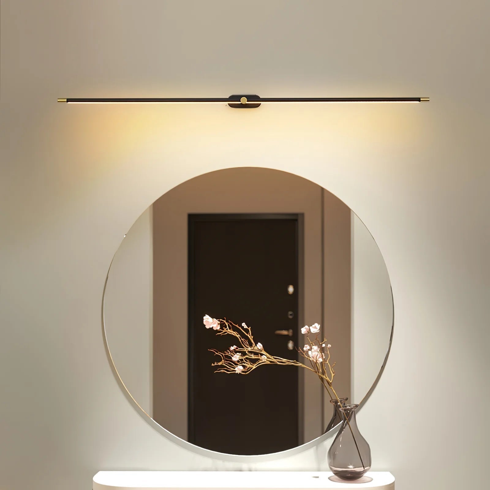 Applique LED minimaliste installée dans une salle de bain moderne