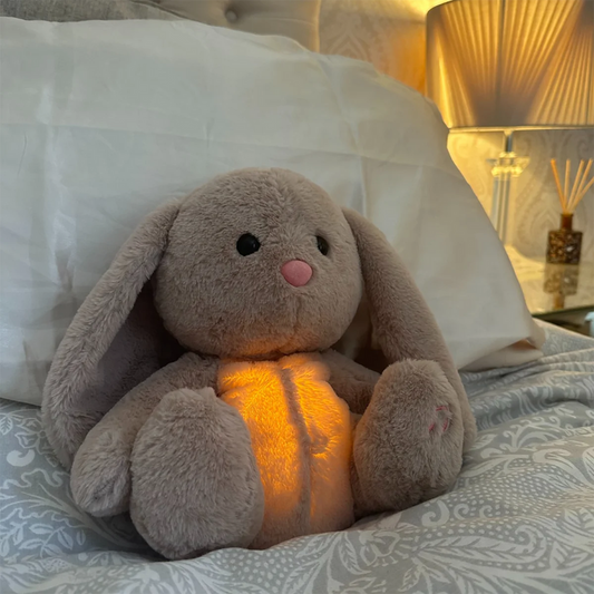 Peluche en forme d'animal, montrée dans un environnement de détente