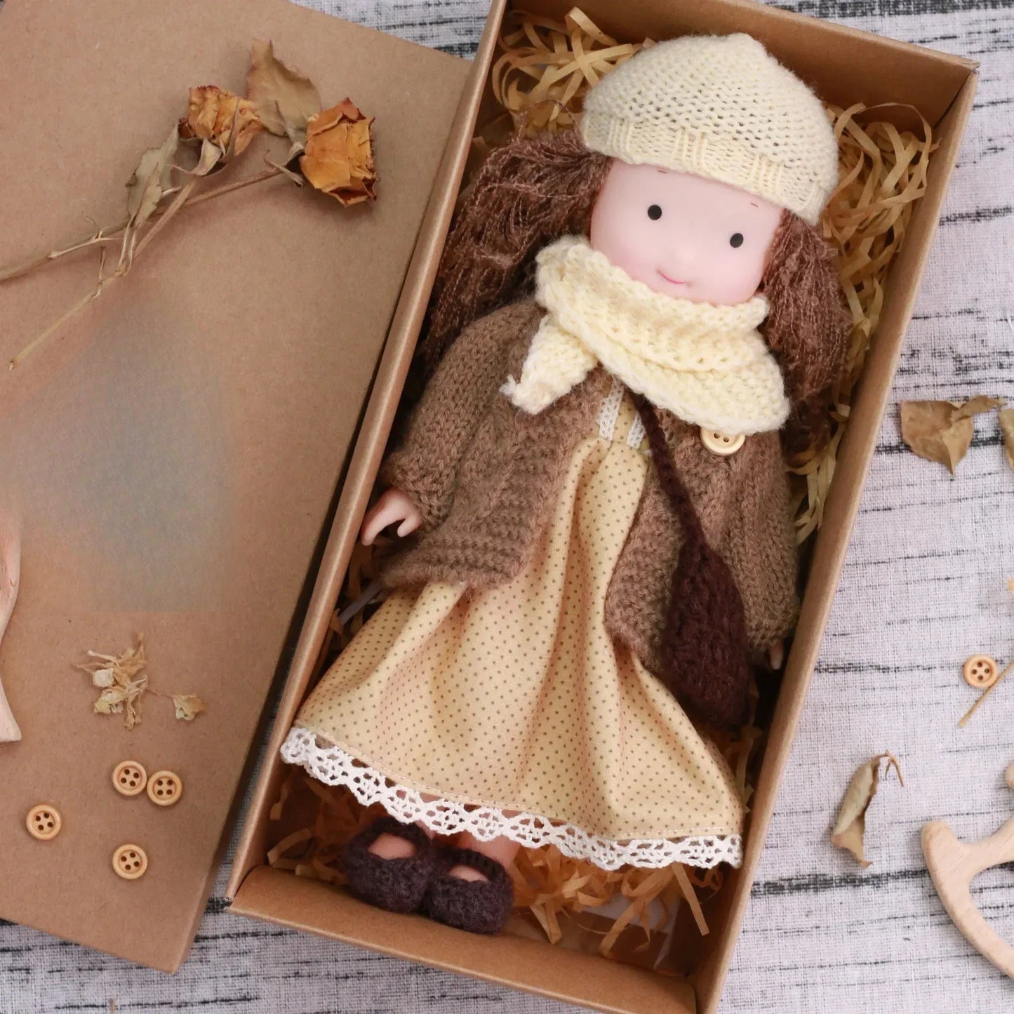 Poupée en peluche avec robe et accessoires variés