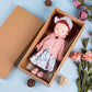 Poupée en peluche avec cheveux coiffés élégamment