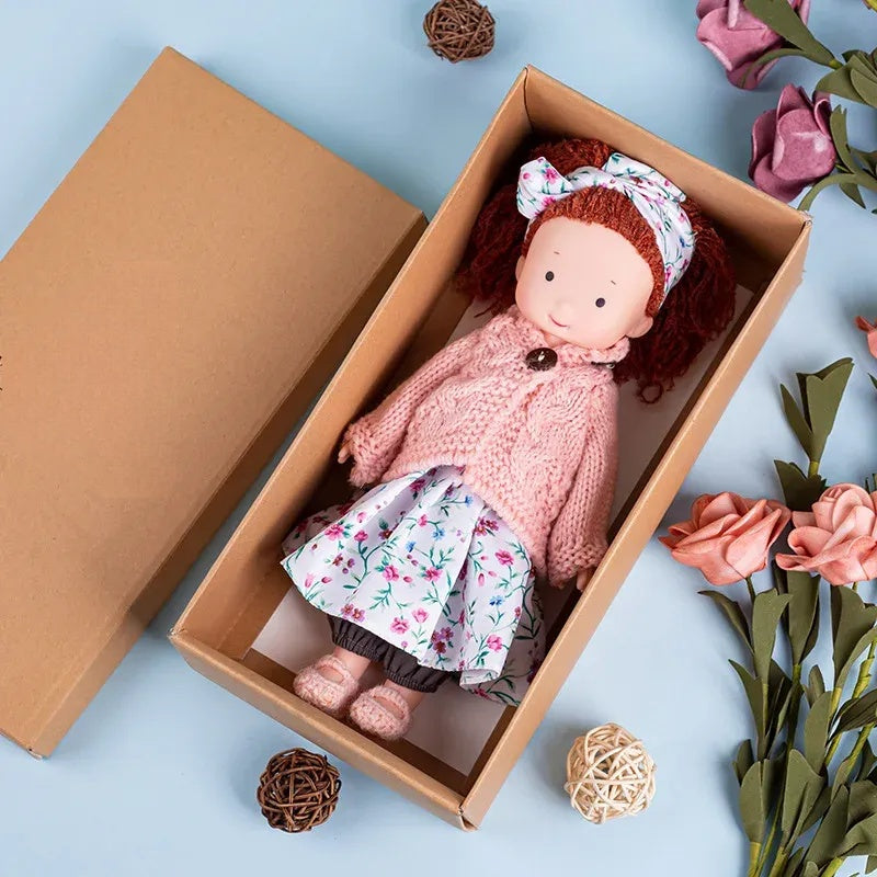 Poupée en peluche avec cheveux coiffés élégamment
