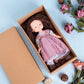 Accessoires de poupée disposés autour d'elle