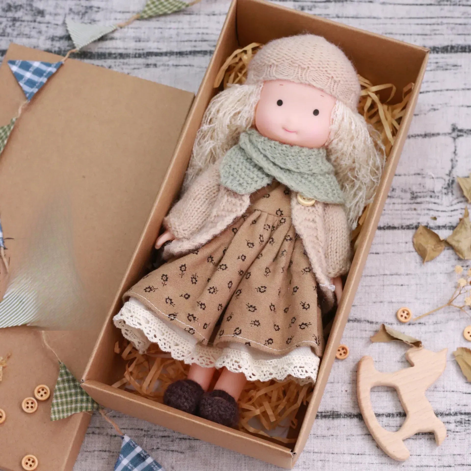 Vue de la poupée dans sa boîte cadeau