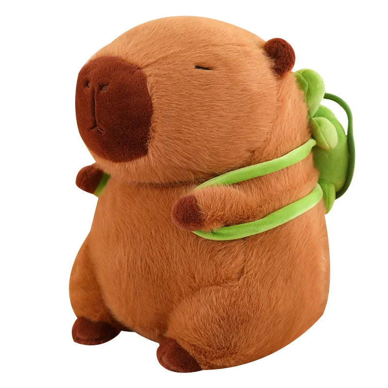 Détail du sac à dos tortue sur le capybara en peluche