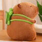 Vue latérale du capybara en peluche avec sac tortue