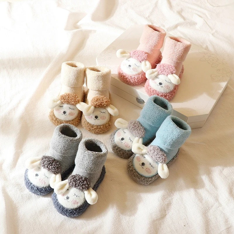 Chaussures en peluche beige avec semelle antidérapante pour bébé