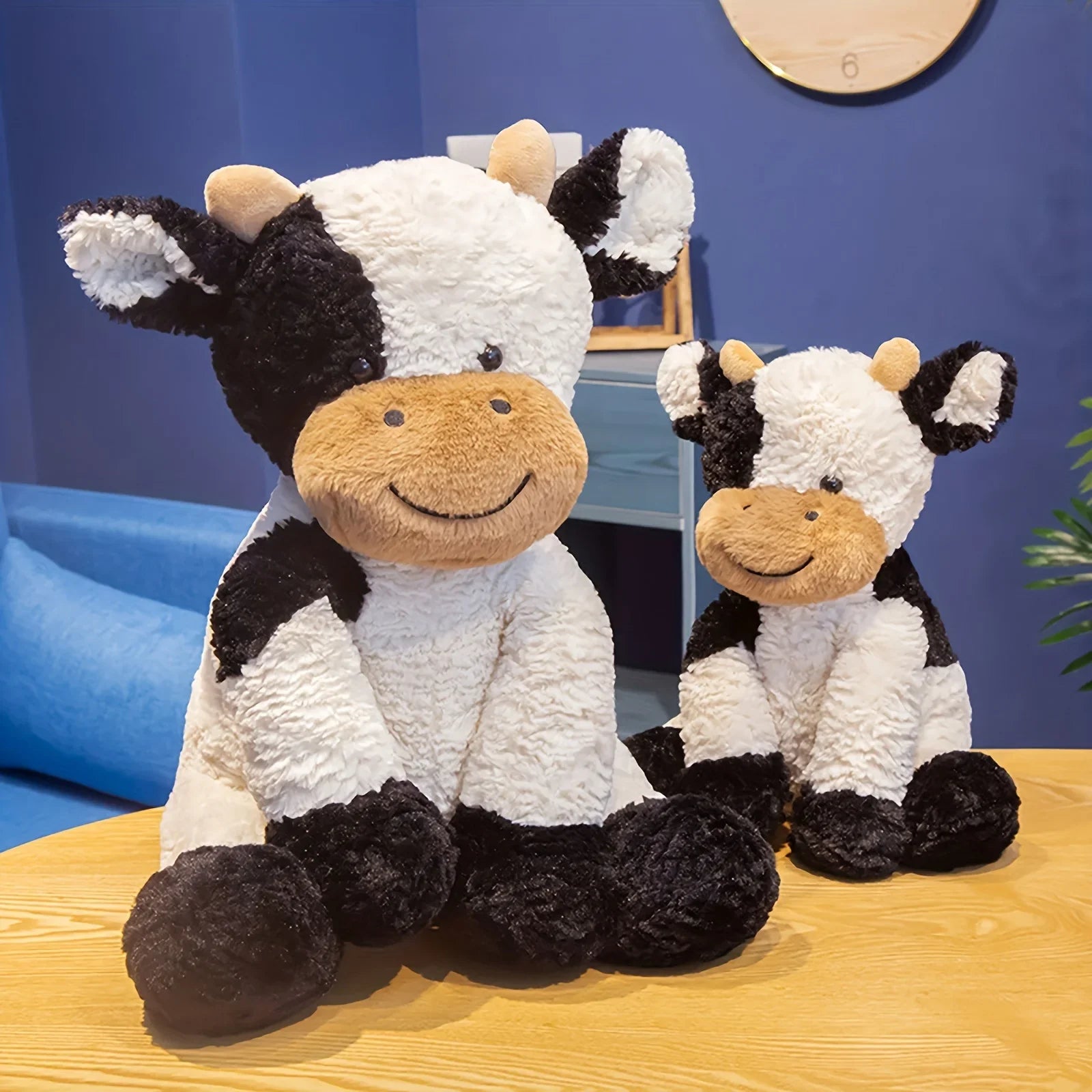 Peluche vache posée sur une étagère, détails du pelage