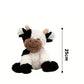 Enfant tenant une peluche vache, expression de joie