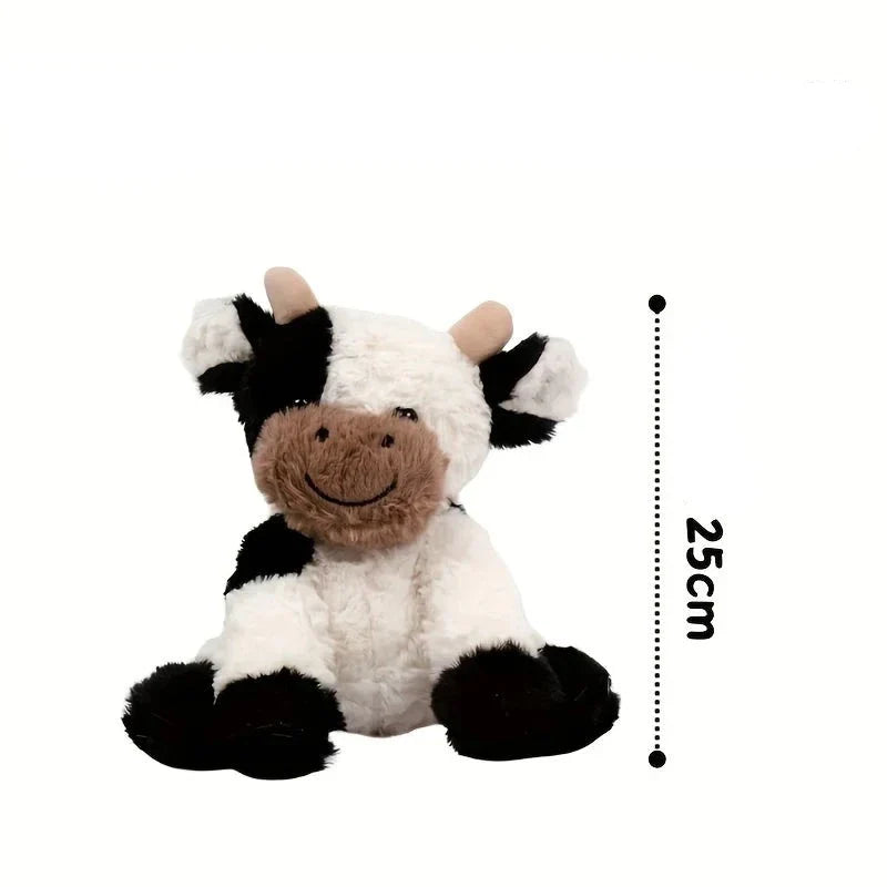 Enfant tenant une peluche vache, expression de joie