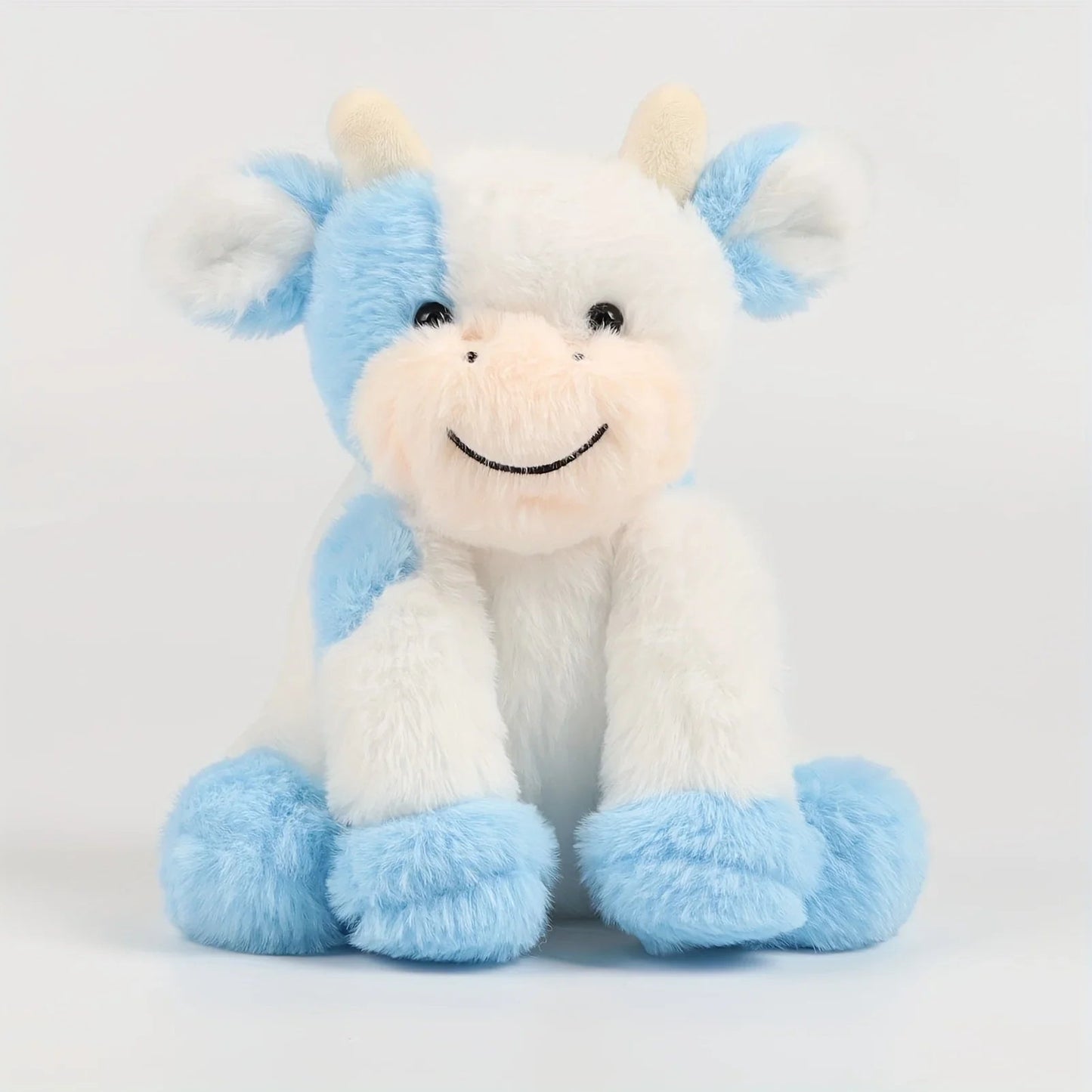 Vache en peluche sur un lit, ambiance chaleureuse