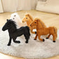 Vue latérale du cheval en peluche, détails soignés