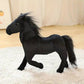 Détails des sabots du cheval en peluche, texture réaliste