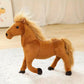 Cheval en peluche debout, pelage doux et moelleux