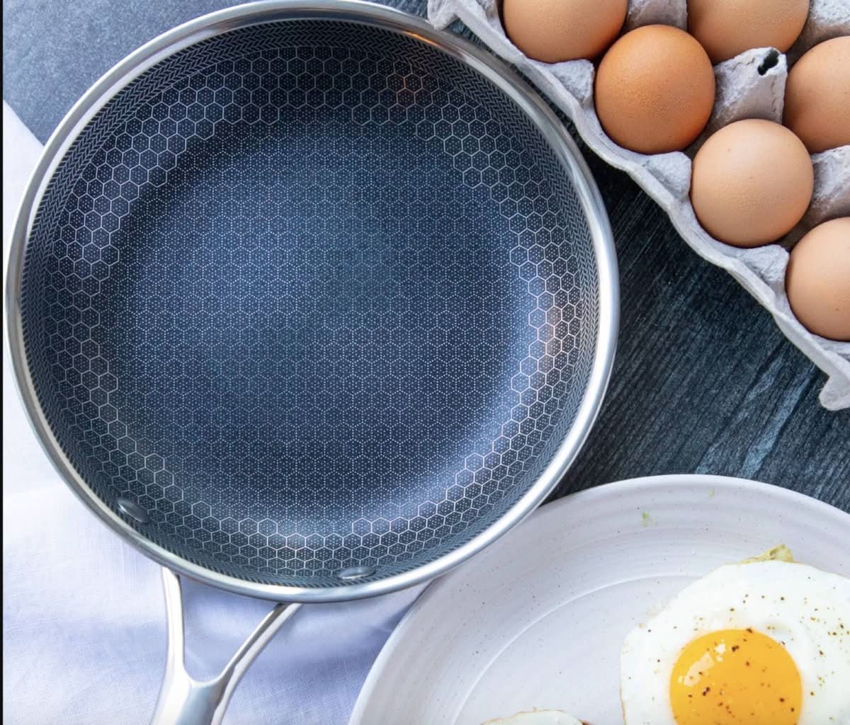 Base de la poêle compatible avec toutes les plaques de cuisson