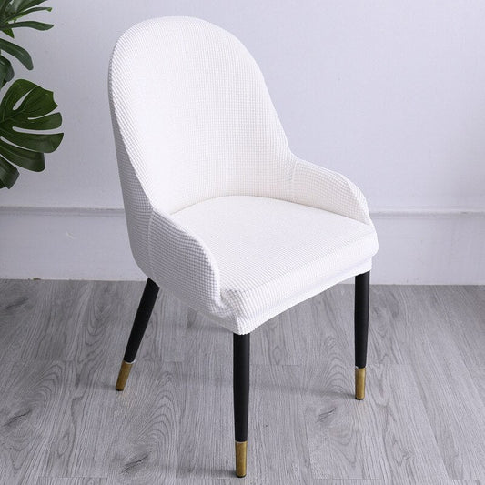 Housse élastique sur fauteuil, ajoutant une touche contemporaine