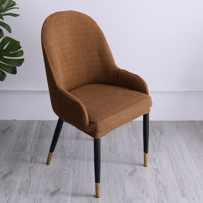 Vue d'ensemble de la housse sur plusieurs chaises assorties