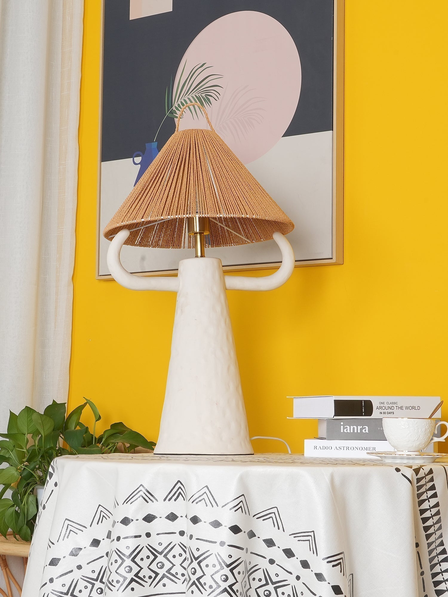 Gros plan sur l'émail blanc mat du pied