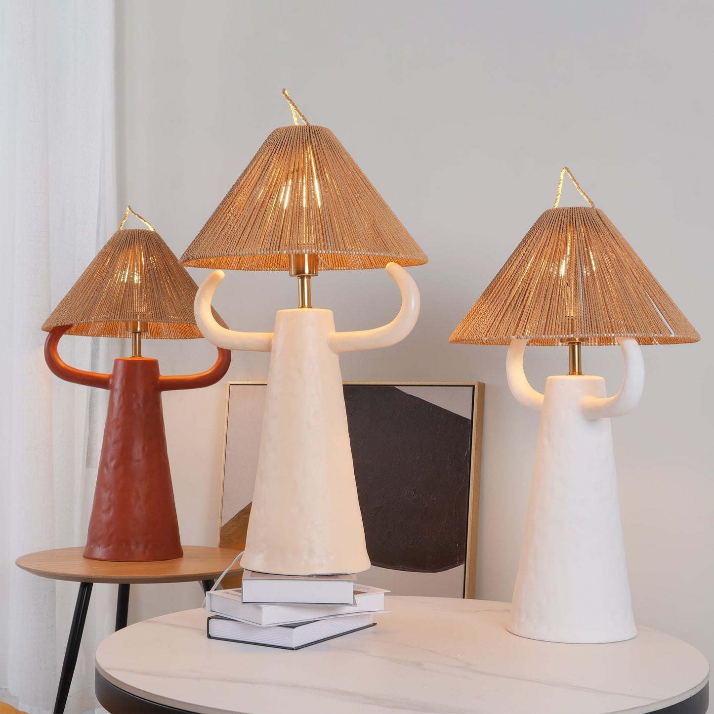 Lampe artisanale sur une table en bois rustique