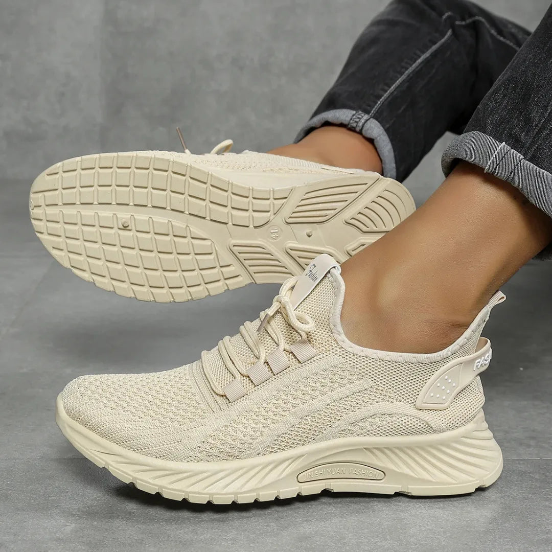 Vue de dessus des baskets, soulignant l'ajustement flexible