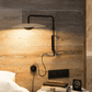 Lampe murale LED allumée dans un salon moderne
