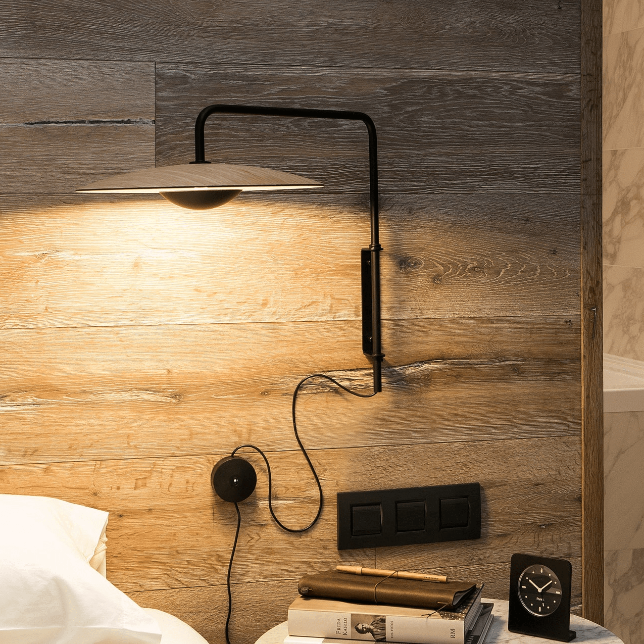 Lampe murale LED allumée dans un salon moderne