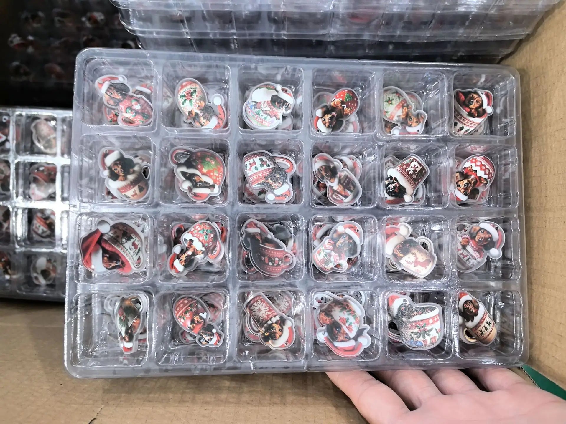 Calendrier de l'Avent en acrylique avec détails festifs