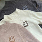 Détail du tissu polaire et motif ours sur chemise