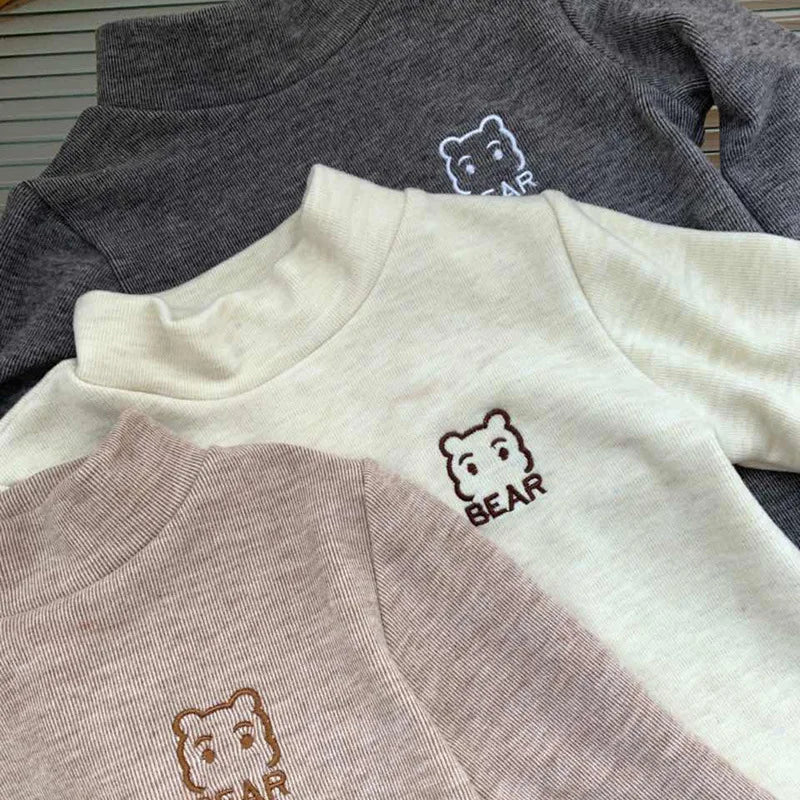 Détail du tissu polaire et motif ours sur chemise