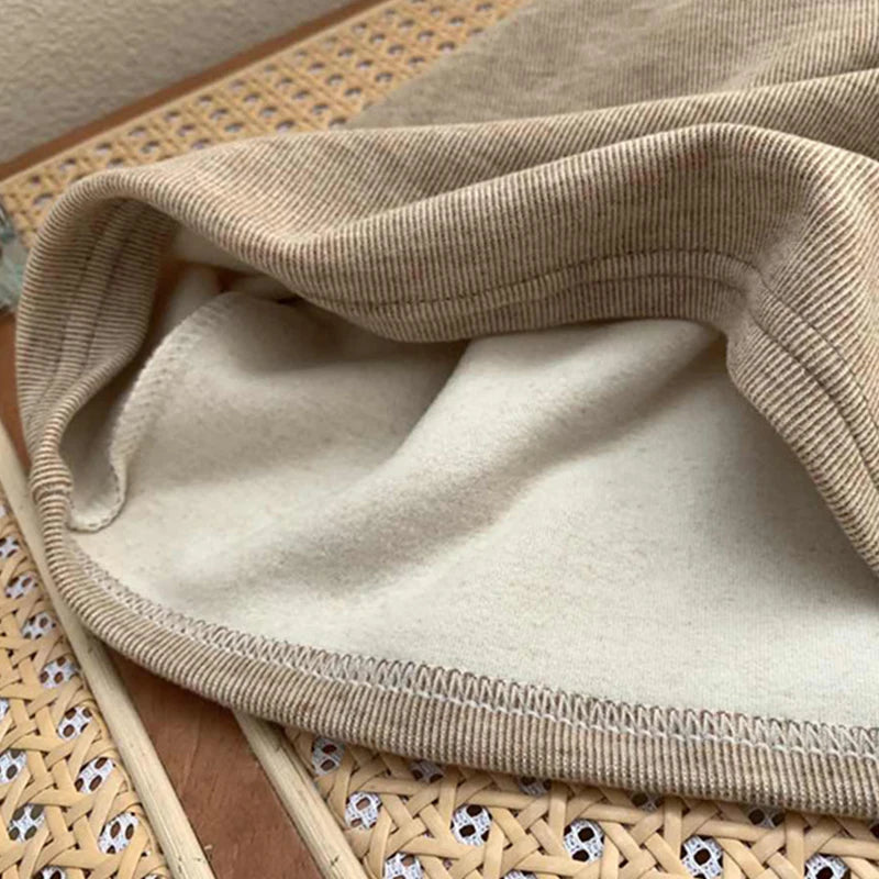 Vue latérale de la chemise polaire avec motif distinctif