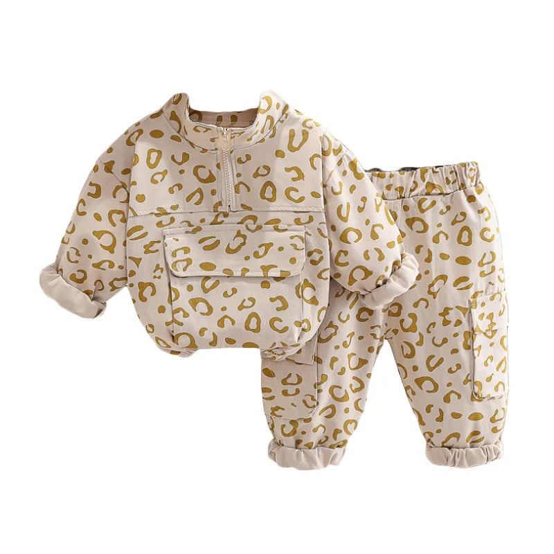 Zoom sur le motif léopard de l'ensemble en coton doux